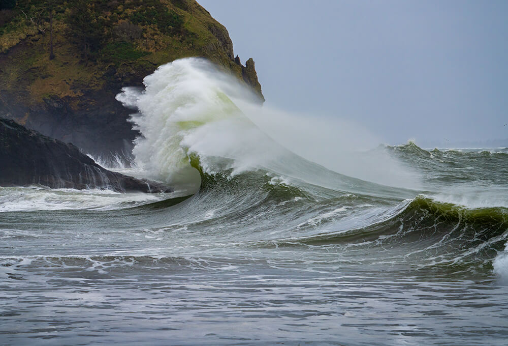 Crashing waves on the beach